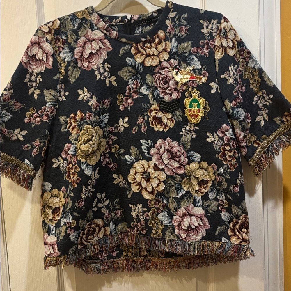 ZARA WOMAN MULTICOLORED TAPESTRY DESIGNED TOP SHORT SLEEVE WITH FRINGE ON HEMS